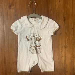 Gucci One Piece / Romper With Matching Hat & Shoes | Unisex | Size 6-9 m